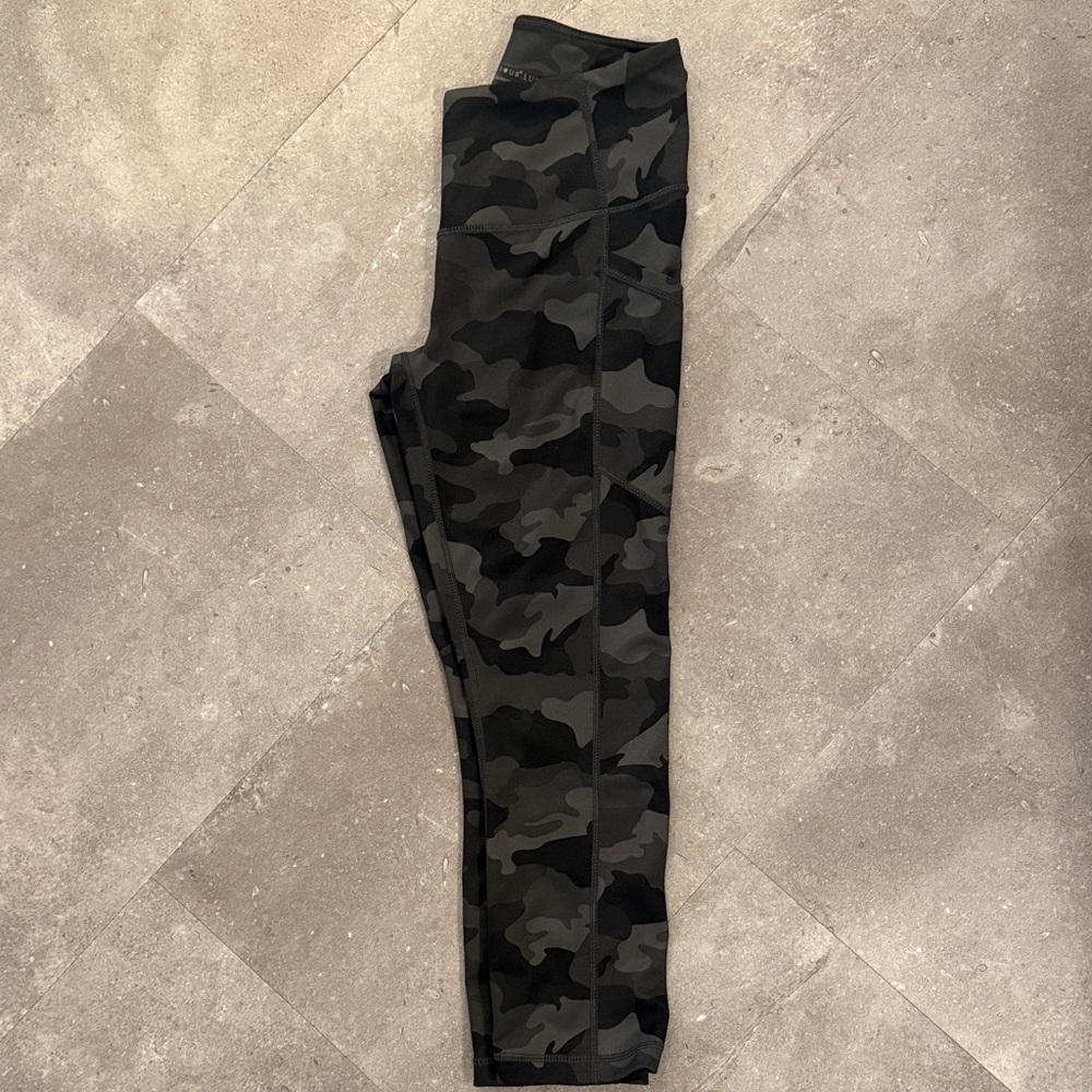 Yogalicious Women’s Black Gray Camo Capri Leggings Size Small - Picture 3 of 7